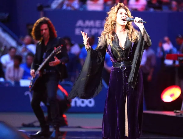 Cantora e compositora canadense Shania Twain se apresenta na cerimônia de abertura da noite dos EUA em 2017 — Fotografia de Stock