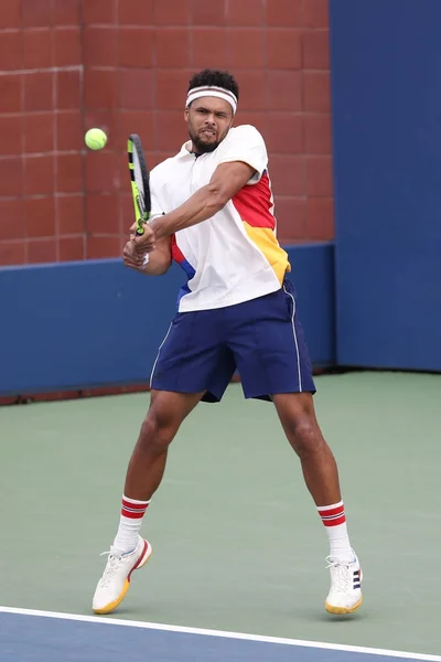 Az akció során a 2017 Us Open első fordulóban mérkőzés hivatásos teniszező Jo-Wilfried Tsonga, Franciaország — Stock Fotó