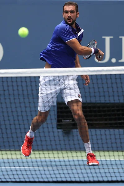 Jogador profissional de tênis Marin Cilic da Croácia em ação durante sua partida de primeira rodada do US Open 2017 — Fotografia de Stock