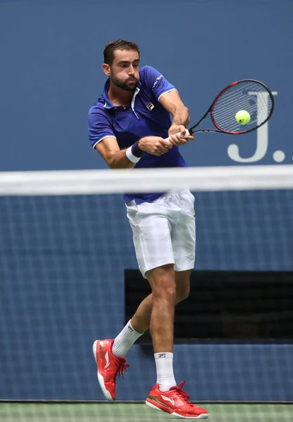 Le joueur de tennis professionnel Marin Cilic de Croatie en action lors de son match de premier tour de l'US Open 2017 — Photo