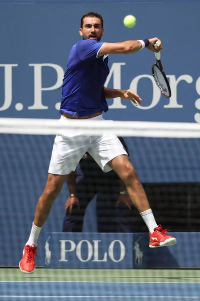 Profesjonalny tenisista Marin Cilic Chorwacji w akcji podczas 2017 roku Us Open meczu pierwszej rundy — Zdjęcie stockowe
