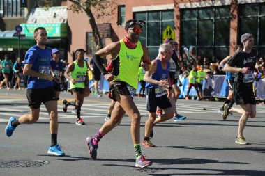 New York maratonunu koşucular 26.2 mil yol tüm beş Nyc boroughs Central Park'ta, Manhattan bitiş çizgisine çapraz geçiş