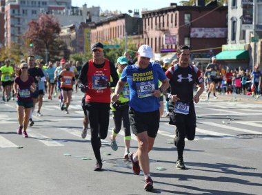 New York maratonunu koşucular 26.2 mil yol tüm beş Nyc boroughs Central Park'ta, Manhattan bitiş çizgisine çapraz geçiş
