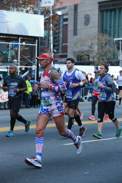 New York City Marathon runners traverse 26.2 miles through all five NYC boroughs to the finish line in Central Park, Manhattan — Stock Photo, Image