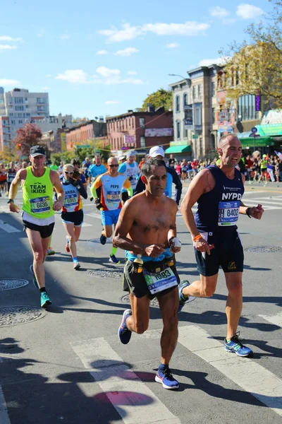 New York City Marathon runners traverse 26.2 miles through all five NYC boroughs to the finish line in Central Park, Manhattan — Stock Photo, Image