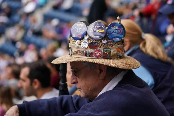 Tennis-Fan trägt Hut mit Tennis-Sammelnadeln bei uns Open 2017 — Stockfoto