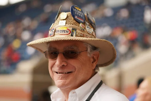 Tennis fan wears hat with tennis collector pins during US Open 2017 — Stock Photo, Image