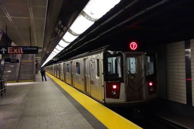  34 Street - Hudson yarda istasyonu Manhattan'da NYC metro 7 tren geldiğinde