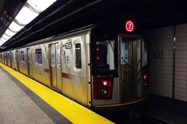  34 Street - Hudson yarda istasyonu Manhattan'da NYC metro 7 tren geldiğinde