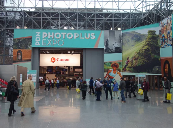 Интерьеры Javits Center во время конференции и выставки Photoplus в Javits Convention Center в Нью-Йорке — стоковое фото