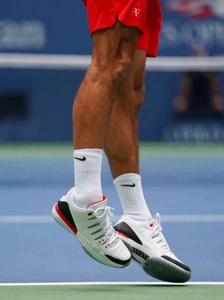 El campeón del Grand Slam Roger Federer de Suiza lleva zapatos Nike personalizados durante su partido de segunda ronda US Open 2017 —  Fotos de Stock