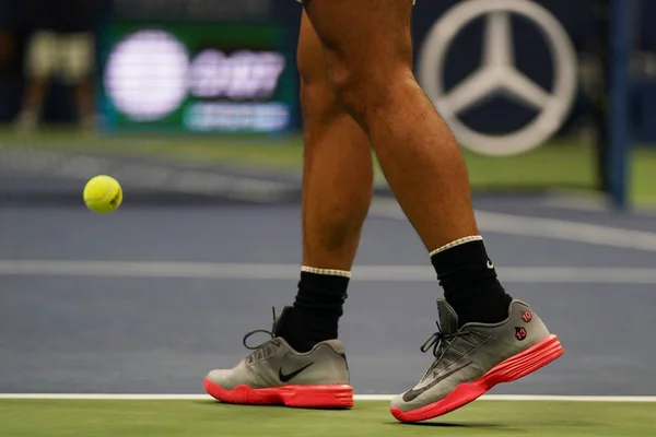 Grand Slam şampiyonu İspanya Rafael Nadal özel Nike tenis ayakkabıları bize açık 2017 sırasında 3 maç giyer — Stok fotoğraf