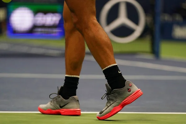 Grand Slamu Rafael Nadal ze Španělska nosí vlastní tenisové boty Nike během nás Open 2017 kolem 3 utkání — Stock fotografie