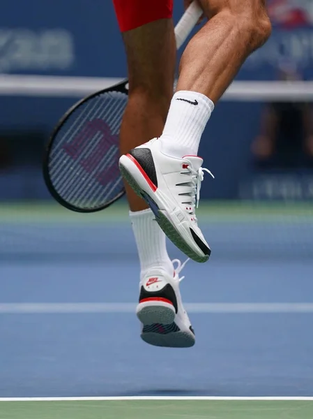 Roger Federer, champion du Grand Chelem de Suisse, porte des chaussures Nike personnalisées lors de son match du deuxième tour de l'US Open 2017 — Photo