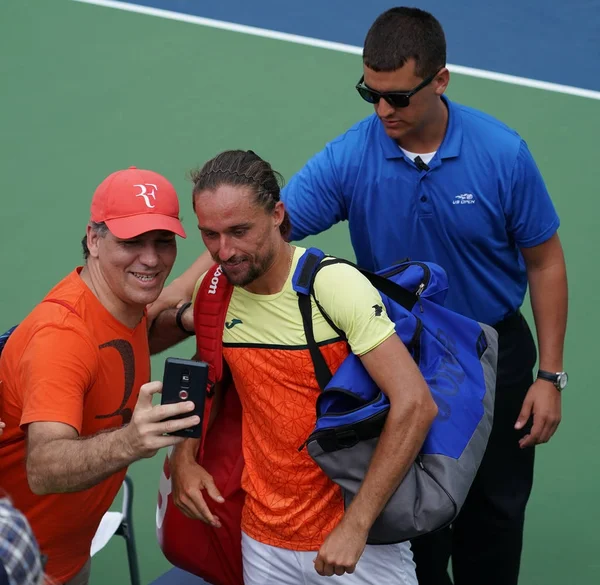 Tenisista Alexandr Dolgopolov Ukrainy biorąc selfie z wentylatora po jego drugim meczu rundy Open 2017 — Zdjęcie stockowe