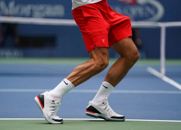 Grand Slam champion Roger Federer van Zwitserland draagt aangepaste Nike schoenen tijdens zijn tweede ronde wedstrijd van ons Open 2017 — Stockfoto
