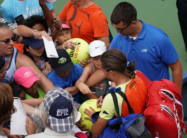 Professional tennis player Alexandr Dolgopolov of Ukraine signs autographs after his US Open 2017 second round match — Stock Photo, Image