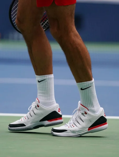 Великого шолома чемпіон Роджер Федерер зі Швейцарії носить Користувальницькі взуття Nike під час його відкритим 2017 другого раунду матчу — стокове фото