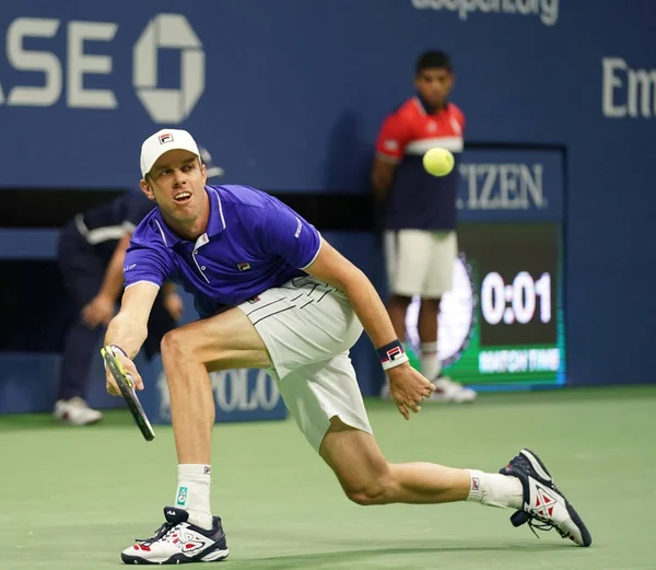 Giocatore professionista di tennis Sam Querrey degli Stati Uniti in azione durante il suo US Open 2017 quarti di finale — Foto Stock