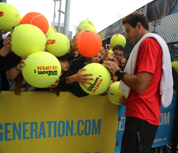 Grand Slam mistr Juan Martin Del Potro Argentiny podepíše autogramy po tréninku pro nás Open 2017 — Stock fotografie