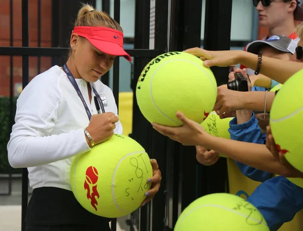 La joueuse de tennis professionnelle Sofia Kenin des États-Unis signe des autographes après l'entraînement pour l'US Open 2017 — Photo