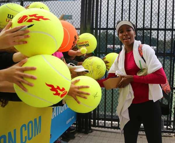 Grand Slam mästare Venus Williams i USA undertecknar autografer efter övning för oss öppna 2017 — Stockfoto