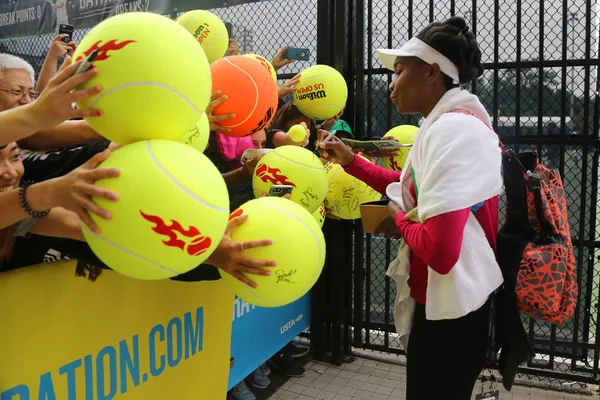 Grand Slam πρωταθλητής Venus Williams των Ηνωμένων Πολιτειών υπογράφει αυτόγραφα μετά από εξάσκηση για μας ανοιχτά 2017 — Φωτογραφία Αρχείου