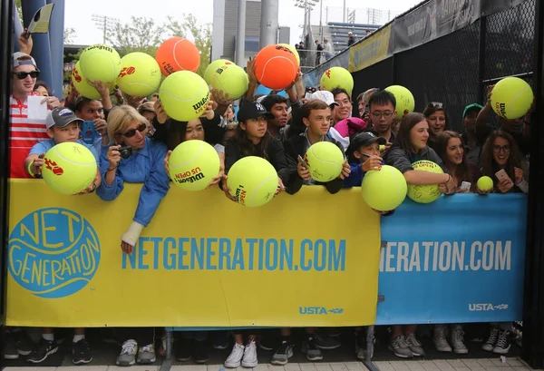 Aficionados al tenis esperando autógrafos en el Billie Jean King National Tennis Center de Nueva York —  Fotos de Stock