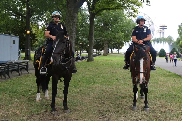 NYPD Montované jednotky policie připravena chránit veřejné na Národní tenisové centrum Billie Jean — Stock fotografie