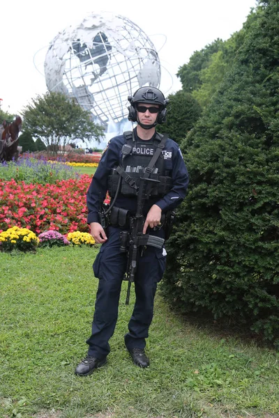 Сотрудники полиции Нью-Йорка по борьбе с терроризмом обеспечивают безопасность в Национальном теннисном центре на US Open 2017 — стоковое фото
