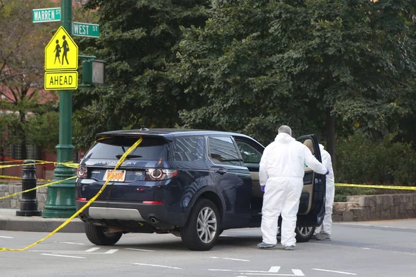 Les enquêteurs de la police de New York sont sur la scène de crime près d'un site d'attaque terroriste dans le bas Manhattan à New York . — Photo