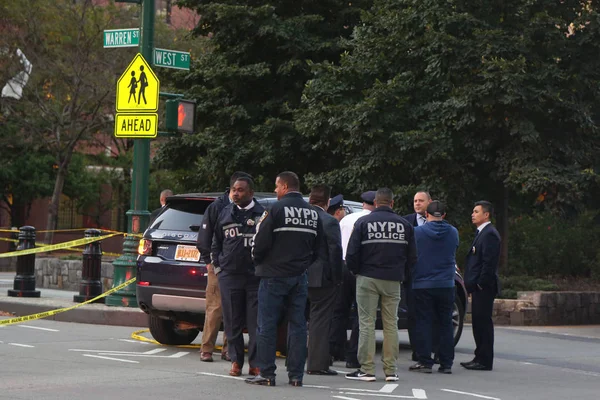 Polizeibeamte stehen am Tatort in der Nähe eines Terroranschlags in lower manhattan in New York. — Stockfoto