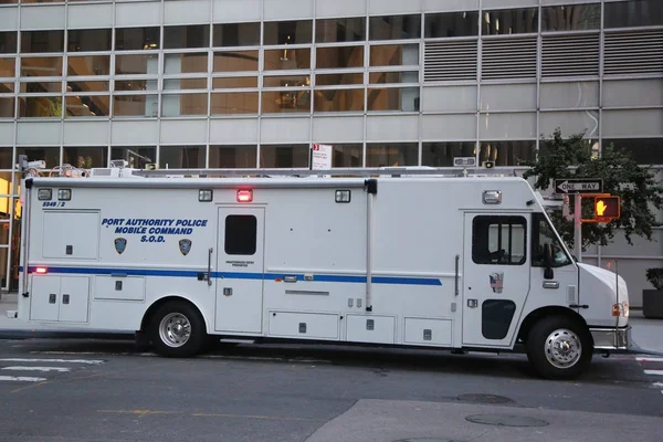 Мобильное командование полиции порта рядом с местом преступления теракта в нижнем Манхэттене — стоковое фото