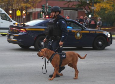 New York polisi acil servis birimi polis memuru olay yerinde bir terör saldırısı sitedeki aşağı Manhattan yakınındaki K-9 köpekle