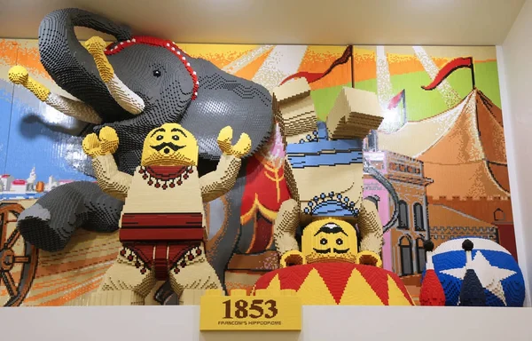 LEGO-skulptur i LEGO-butikk på Manhattan – stockfoto