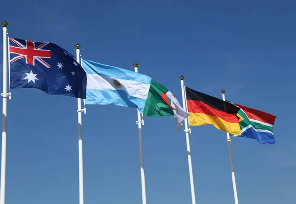 Drapeaux internationaux : Australie, Argentine, Algérie, Allemagne et Afrique du Sud — Photo