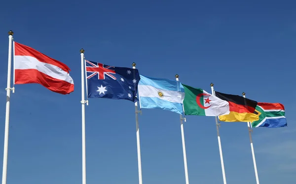 Drapeaux internationaux : Autriche, Australie, Argentine, Algérie, Allemagne et Afrique du Sud — Photo