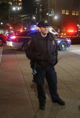 Aşağı Manhattan New York'ta bir terör saldırısı sitedeki yakınındaki olay yerinde polis memuru.