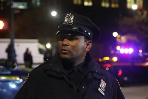 Oficial de la policía de Nueva York en la escena del crimen cerca de un sitio de ataque terrorista en el bajo Manhattan en Nueva York . — Foto de Stock