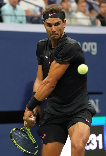 Onun bize açık 2017 ikinci yuvarlak maç sırasında eylem Grand Slam şampiyonu İspanya Rafael Nadal — Stok fotoğraf