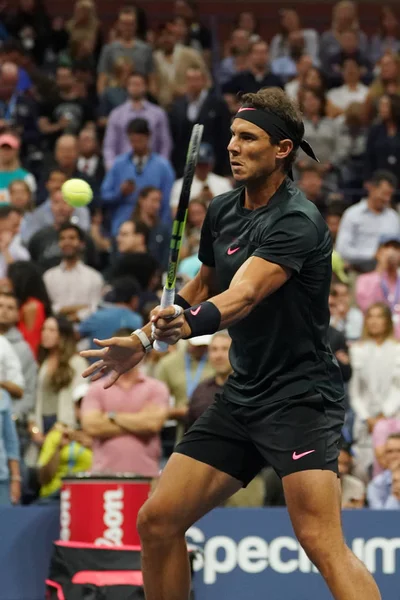 El campeón de Grand Slam Rafael Nadal de España en acción durante su partido de segunda ronda del US Open 2017 — Foto de Stock