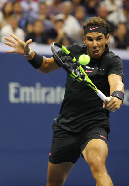 El campeón de Grand Slam Rafael Nadal de España en acción durante su partido de segunda ronda del US Open 2017 — Foto de Stock