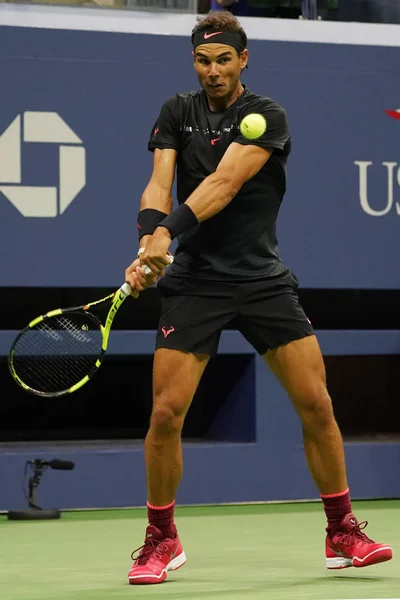 Campeão do Grand Slam Rafael Nadal da Espanha em ação durante sua segunda rodada do US Open 2017 — Fotografia de Stock