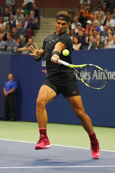 Campeão do Grand Slam Rafael Nadal da Espanha em ação durante sua segunda rodada do US Open 2017 — Fotografia de Stock