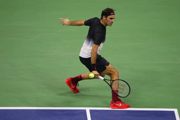 Le champion du Grand Chelem Roger Federer de Suisse en action lors de son US Open 2017 round 4 match — Photo