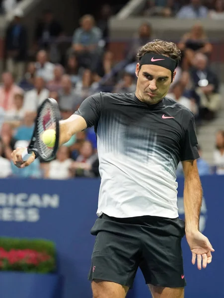 Campeão do Grand Slam Roger Federer da Suíça em ação durante seu US Open 2017 round 4 match — Fotografia de Stock