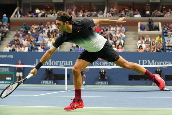 Чемпион Большого шлема Роджер Федерер из Швейцарии в действии во время матча на Открытом чемпионате США 2017 — стоковое фото