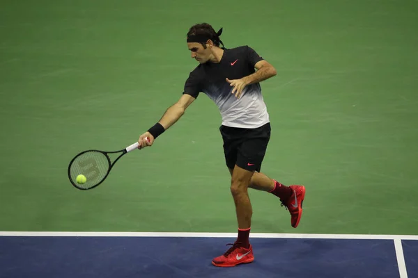 Campeão do Grand Slam Roger Federer da Suíça em ação durante seu US Open 2017 round 4 match — Fotografia de Stock