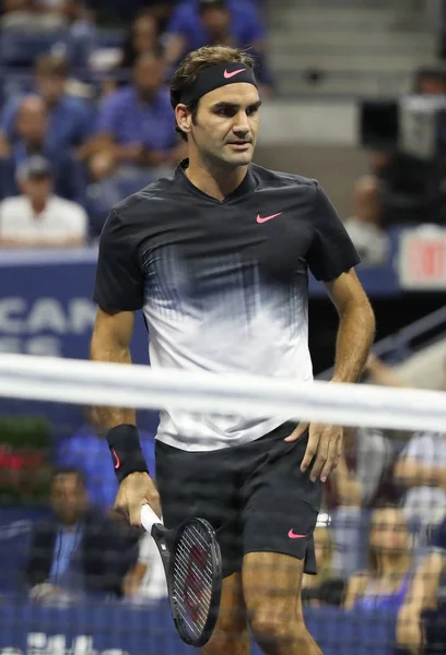 Grand-Slam-Champion Roger Federer in Aktion bei seinem Erstrunden-Match 2017 — Stockfoto