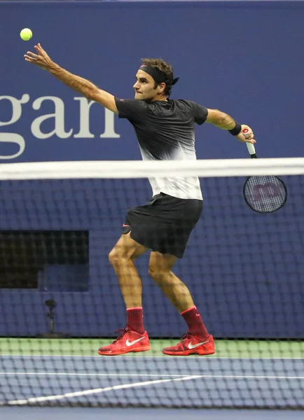 El campeón del Grand Slam Roger Federer de Suiza en acción durante su partido de la ronda 4 del US Open 2017 — Foto de Stock